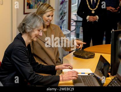 Almere, Niederlande. 24 gennaio 2024. Regina Maxima dei Paesi Bassi al buurtcentrum Corrosia di Almere, il 24 gennaio 2024, per una visita, è dedicata ai residenti del distretto, con attenzione alle iniziative per aumentare la connessione tra i vicini credito: Albert Nieboer/Netherlands OUT/Point de Vue OUT/dpa/Alamy Live News Foto Stock