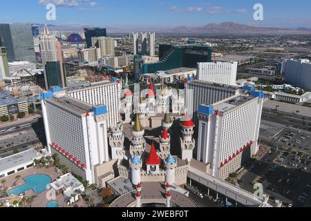 Una vista aerea generale dell'hotel e casinò Excalibur, venerdì 1 dicembre 2023, a Las Vegas. Una vista aerea generale dell'Excalibur ho Foto Stock