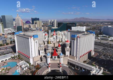 Una vista aerea generale dell'hotel e casinò Excalibur, venerdì 1 dicembre 2023, a Las Vegas. Una vista aerea generale dell'Excalibur ho Foto Stock