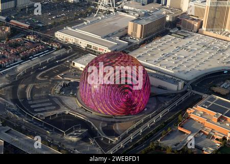 Una vista aerea generale della sfera, sabato 2 dicembre 2023, a Las Vegas. Foto Stock