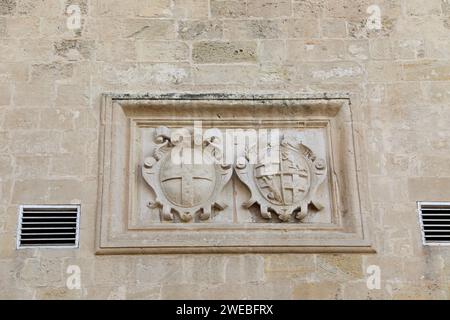 Simboli araldici sul Centro di interpretazione di la Valletta Foto Stock