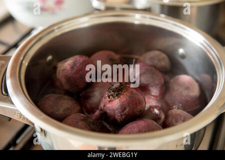 Le barbabietole rosse vengono cotte in un recipiente di acciaio inossidabile. Foto Stock