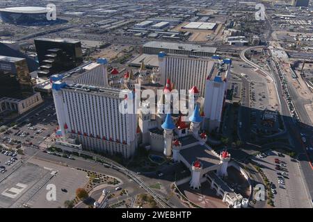 Una vista aerea generale dell'hotel e casinò Excalibur, venerdì 1 dicembre 2023, a Las Vegas. Foto Stock