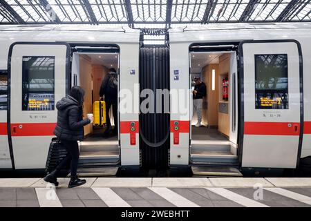 Fahrgäste an einem ICE auf dem Bahnsteig im Kölner Hauptbahnhof. Der sechstägige Bahnstreik der Lokführergewerkschaft GDL Hat begonnen. Betroffen sind sowohl der Güter- als auch der Personenverkehr im gesamten Bundesgebiet. Die Deutsche Bahn DB erwartet daher erhebliche Beeinträchtigungen. Ein Notfahrplan ist eingerichtet. Themenbild, Symbolbild Köln, 24.01.2024 NRW Deutschland *** i passeggeri su un treno ICE sulla piattaforma della stazione centrale di Colonia lo sciopero ferroviario di sei giorni da parte dei macchinisti dell'unione GDL ha iniziato sia il trasporto di merci che di passeggeri in tutta la Germania sono interessati Deutsche Ba Foto Stock