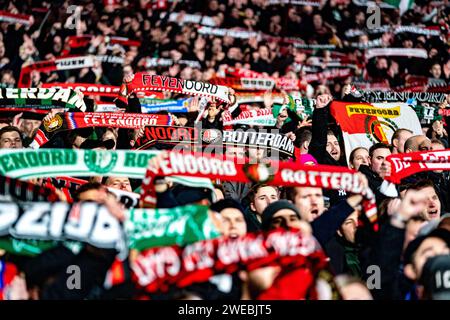 Rotterdam, Paesi Bassi. 24 gennaio 2024. ROTTERDAM, 24-01-2024, Stadium Feijenoord/De Kuip, calcio olandese, TOTO KNVB beker, stagione 2023/2024, Feyenoord - PSV, fan con sciarpe credito: Pro Shots/Alamy Live News Foto Stock