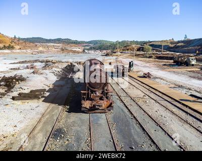 Vista aerea di un vecchio treno arrugginito utilizzato per il trasporto del rame di corsa Atalaya. Resti della o Foto Stock