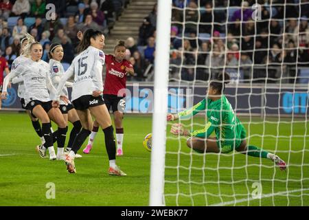 Khiara Keating #35 (GK) di Manchester City salva Nikita Parris #22 del Manchester United WFC durante la partita di fa Women's League Cup Group B tra Manchester City e Manchester United al Joie Stadium di Manchester mercoledì 24 gennaio 2024. (Foto: Mike Morese | mi News) crediti: MI News & Sport /Alamy Live News Foto Stock