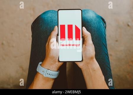 Brasile. 24 gennaio 2024. In questa immagine, il logo MicroStrategy Incorporated viene visualizzato sullo schermo di uno smartphone. (Immagine di credito: © Rafael Henrique/SOPA Images via ZUMA Press Wire) SOLO USO EDITORIALE! Non per USO commerciale! Foto Stock