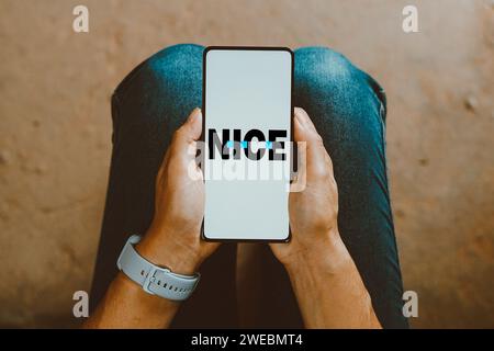 Brasile. 24 gennaio 2024. In questa immagine, il logo NICE Systems viene visualizzato sullo schermo di uno smartphone. (Immagine di credito: © Rafael Henrique/SOPA Images via ZUMA Press Wire) SOLO USO EDITORIALE! Non per USO commerciale! Foto Stock