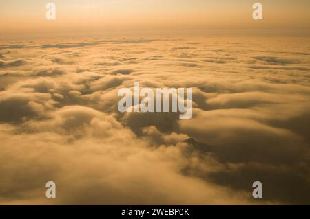 Vista aerea della catena innevata ghiacciata dei ruscelli lungo il tragitto verso il villaggio costiero di Inupiaq di Kaktovik, area 1002 della riserva naturale nazionale artica Foto Stock