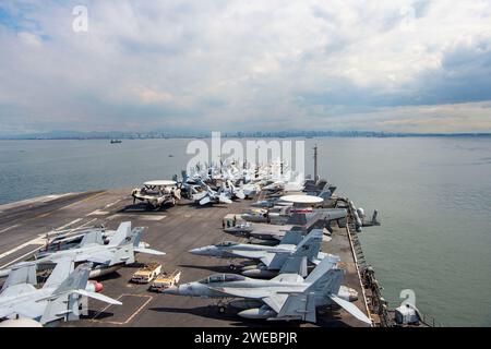 La portaerei classe Nimitz USS Carl Vinson (CVN 70) è ancorata a Manila, Filippine Foto Stock