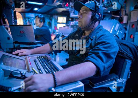 Operations Specialist 2nd Class è un supervisore della guerra di superficie a bordo del cacciatorpediniere guidato-missile classe Arleigh Burke USS Sterett (DDG 104). Foto Stock