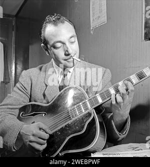 Django Reinhardt, Jean Reinhardt (1910 – 1953), chitarrista jazz e compositore belga-rom. Foto Stock