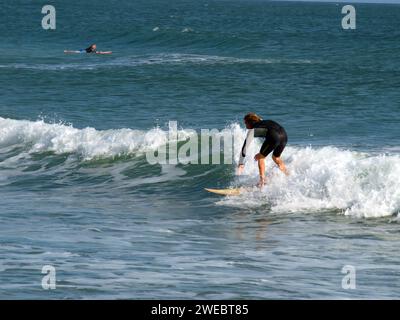 Piedi Pierce, Florida, Stati Uniti - 29 dicembre 2015: Surfista sulla spiaggia del Fort Pierce Inlet State Park. Foto Stock