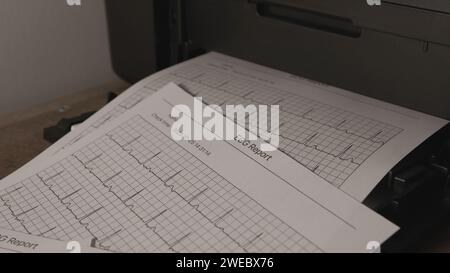 Fax o fotocopie dei referti ECG stampati su carta Foto Stock
