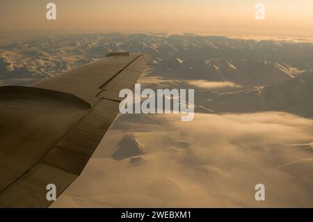 Vista aerea della catena innevata ghiacciata dei ruscelli lungo il tragitto verso il villaggio costiero di Inupiaq di Kaktovik, area 1002 della riserva naturale nazionale artica Foto Stock