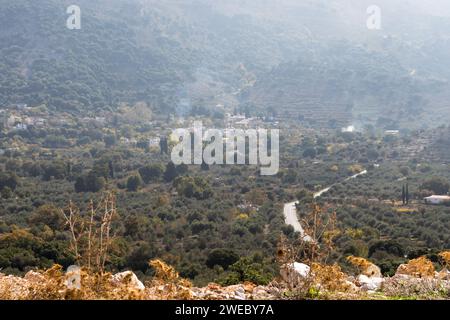 Una splendida vista paesaggistica di una valle con un villaggio rurale di Creta. Il villaggio di Krasi si trova a un'altitudine di 600 metri. Foto Stock