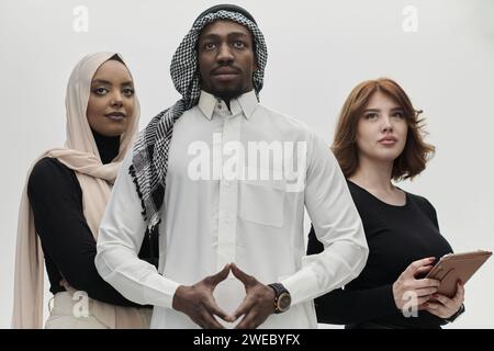 Un uomo d'affari arabo si affianca con fiducia a due donne d'affari, rappresentando un team pronto e diversificato che incarna ambizione, innovazione e Foto Stock