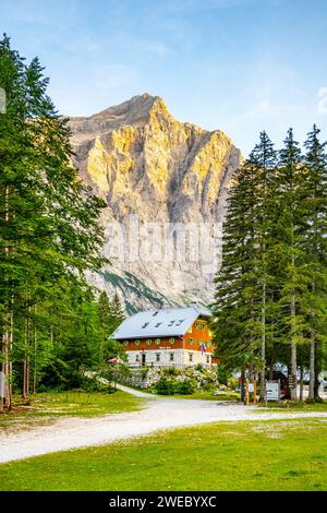 Aljazev Dom - rifugio sotto Triglav, la montagna più alta della Slovenia. Parco nazionale del Triglav, Alpi Giulie, Slovenia Foto Stock