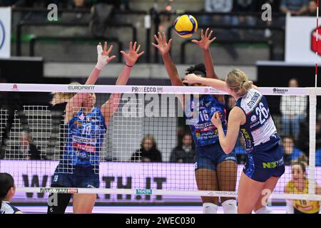 Treviso, Italia. 24 gennaio 2024. Spike of Lauren Stivrins ( Bisonte Firenze ) durante Prosecco Doc Imoco Conegliano vs il Bisonte Firenze, partita di Coppa Italia femminile di pallavolo a Treviso, Italia, 24 gennaio 2024 crediti: Agenzia fotografica indipendente/Alamy Live News Foto Stock