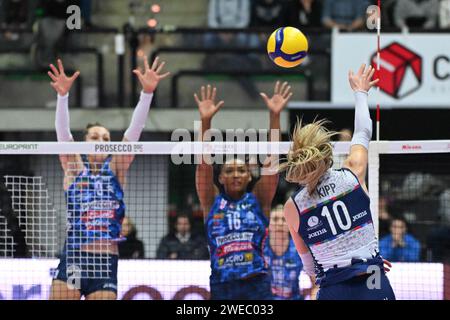 Treviso, Italia. 24 gennaio 2024. Lauren Stivrins ( Bisonte Firenze ) durante il Prosecco Doc Imoco Conegliano vs il Bisonte Firenze, partita di Coppa Italia femminile di pallavolo a Treviso, Italia, 24 gennaio 2024 crediti: Agenzia fotografica indipendente/Alamy Live News Foto Stock