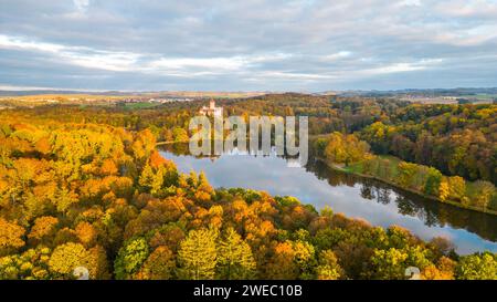 Castello medievale di Konopiste e bacino idrico di Konopistsky. Benesov, Repubblica Ceca. Vista aerea dal drone. Foto Stock