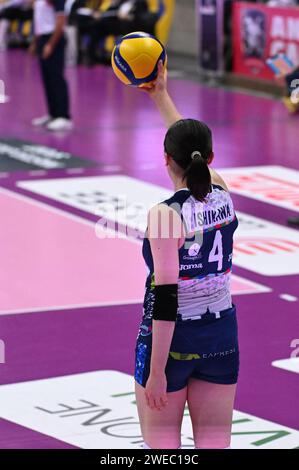 Treviso, Italia. 24 gennaio 2024. Servizio di Mayu Ishikawa ( Bisonte Firenze ) durante il Prosecco Doc Imoco Conegliano vs il Bisonte Firenze, partita di Coppa Italia femminile di pallavolo a Treviso, Italia, 24 gennaio 2024 crediti: Agenzia fotografica indipendente/Alamy Live News Foto Stock