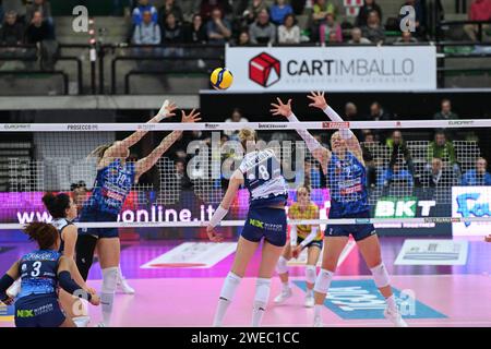 Treviso, Italia. 24 gennaio 2024. Attacco di Lina Alsmeier ( Bisonte Firenze ) durante Prosecco Doc Imoco Conegliano vs il Bisonte Firenze, partita di Coppa Italia femminile di pallavolo a Treviso, Italia, 24 gennaio 2024 crediti: Agenzia fotografica indipendente/Alamy Live News Foto Stock