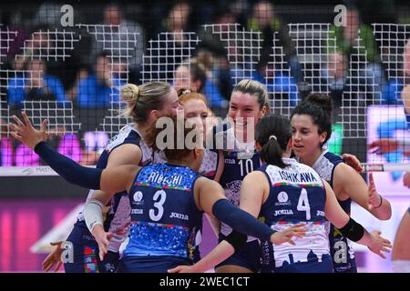 Treviso, Italia. 24 gennaio 2024. Felicità dei giocatori di Bisonte Firenze durante il Prosecco Doc Imoco Conegliano vs il Bisonte Firenze, partita di Coppa Italia femminile di pallavolo a Treviso, Italia, 24 gennaio 2024 crediti: Agenzia fotografica indipendente/Alamy Live News Foto Stock