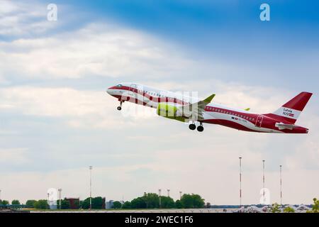 Boryspil, Ucraina - 11 maggio 2019: L'aereo Airbus A220 (YL-CSL) di Air Baltic decolla dall'aeroporto internazionale di Boryspil Foto Stock