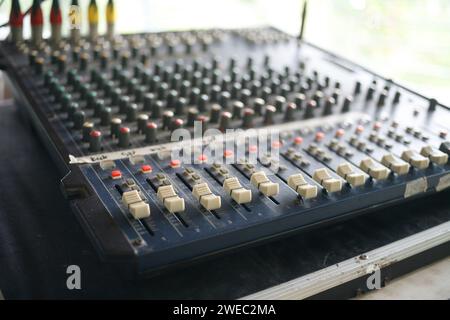 Mixer audio sporco. Controlli backstage su un mixer audio. Controllo audio musica. Foto Stock