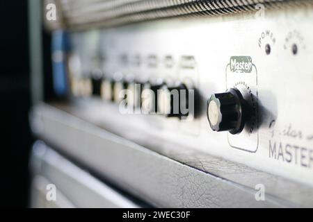 Primo piano dell'amplificatore per chitarra elettrica. Manopola del regolatore principale, livello del volume. Foto Stock