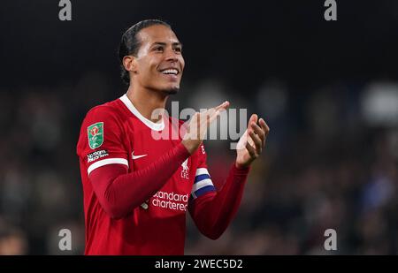 Virgil van Dijk del Liverpool applaude i tifosi dopo la partita di andata e ritorno della semifinale della Carabao Cup a Craven Cottage, Londra. Data foto: Mercoledì 24 gennaio 2024. Foto Stock