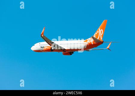 Boryspil, Ucraina - 20 agosto 2020: L'aereo Boeing 737-800 di SkyUp Airlines decolla dall'aeroporto internazionale di Boryspil Foto Stock