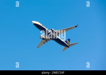 Boryspil, Ucraina - 20 agosto 2020: L'aereo Boeing 737-800 di Ryanair decolla dall'aeroporto internazionale di Boryspil Foto Stock