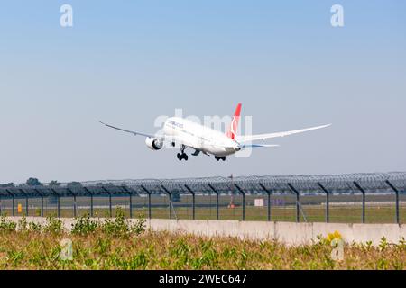 Boryspil, Ucraina - 5 agosto 2020: L'aereo Boeing 787 Dreamliner di Turkish Airlines decolla dall'aeroporto internazionale di Boryspil Foto Stock