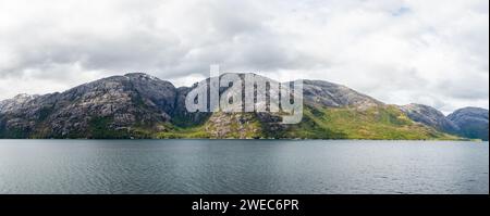 Paesaggio di fiordi e montagne modellate dai ghiacciai. Parque Nacional Bernardo o'Higgins, Cile, Sud America. Foto Stock