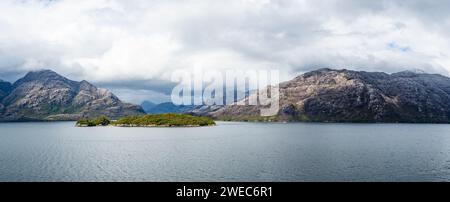 Paesaggio di fiordi e montagne modellate dai ghiacciai. Parque Nacional Bernardo o'Higgins, Cile, Sud America. Foto Stock