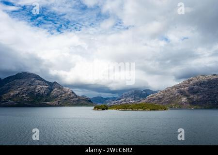 Paesaggio di fiordi e montagne modellate dai ghiacciai. Parque Nacional Bernardo o'Higgins, Cile, Sud America. Foto Stock