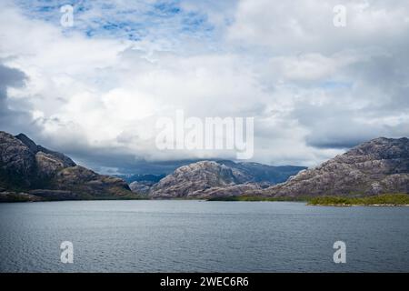 Paesaggio di fiordi e montagne modellate dai ghiacciai. Parque Nacional Bernardo o'Higgins, Cile, Sud America. Foto Stock