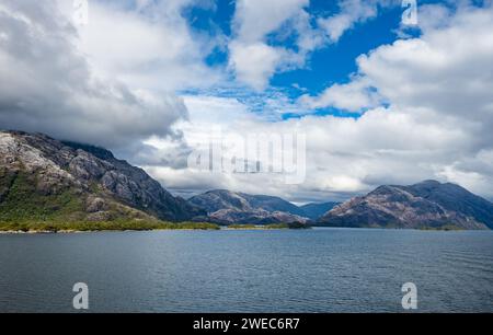 Paesaggio di fiordi e montagne modellate dai ghiacciai. Parque Nacional Bernardo o'Higgins, Cile, Sud America. Foto Stock