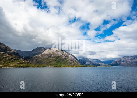 Paesaggio di fiordi e montagne modellate dai ghiacciai. Parque Nacional Bernardo o'Higgins, Cile, Sud America. Foto Stock