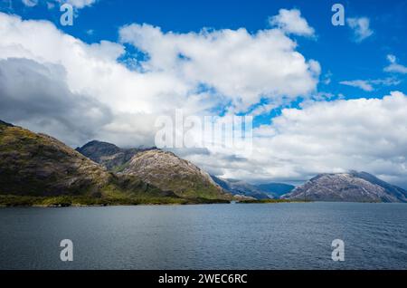 Paesaggio di fiordi e montagne modellate dai ghiacciai. Parque Nacional Bernardo o'Higgins, Cile, Sud America. Foto Stock