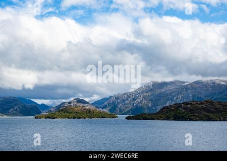 Paesaggio di fiordi e montagne modellate dai ghiacciai. Parque Nacional Bernardo o'Higgins, Cile, Sud America. Foto Stock