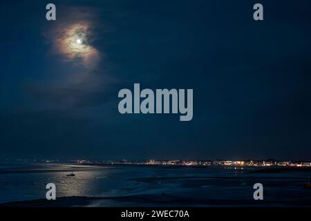 Stone Jetty Morecambe Lancashire, Regno Unito. 24 gennaio 2024. Wool Moon la prima luna piena dell'anno illumina Morecambe Bay crediti: PN News/Alamy Live News Foto Stock