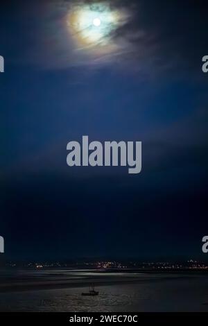 Stone Jetty Morecambe Lancashire, Regno Unito. 24 gennaio 2024. Wool Moon la prima luna piena dell'anno illumina Morecambe Bay crediti: PN News/Alamy Live News Foto Stock