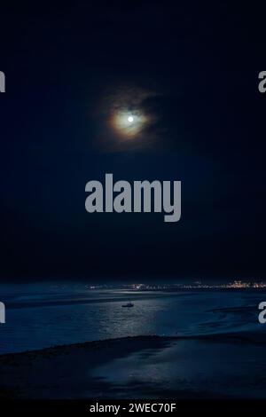 Stone Jetty Morecambe Lancashire, Regno Unito. 24 gennaio 2024. Wool Moon la prima luna piena dell'anno illumina Morecambe Bay crediti: PN News/Alamy Live News Foto Stock