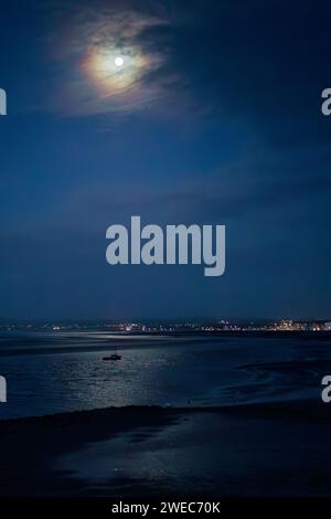 Stone Jetty Morecambe Lancashire, Regno Unito. 24 gennaio 2024. Wool Moon la prima luna piena dell'anno illumina Morecambe Bay crediti: PN News/Alamy Live News Foto Stock