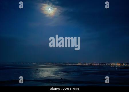 Stone Jetty Morecambe Lancashire, Regno Unito. 24 gennaio 2024. Wool Moon la prima luna piena dell'anno illumina Morecambe Bay crediti: PN News/Alamy Live News Foto Stock