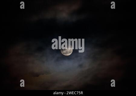 Stone Jetty Morecambe Lancashire, Regno Unito. 24 gennaio 2024. Wool Moon la prima luna piena dell'anno illumina Morecambe Bay crediti: PN News/Alamy Live News Foto Stock